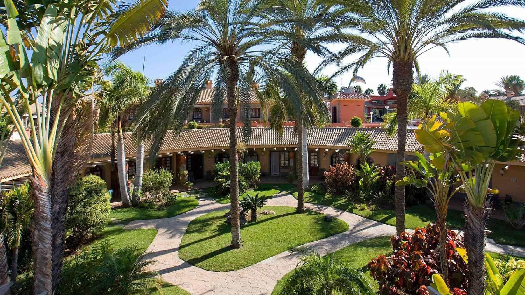 Dunas Suites and Villas Gran Canaria Offer Palm trees and outside view