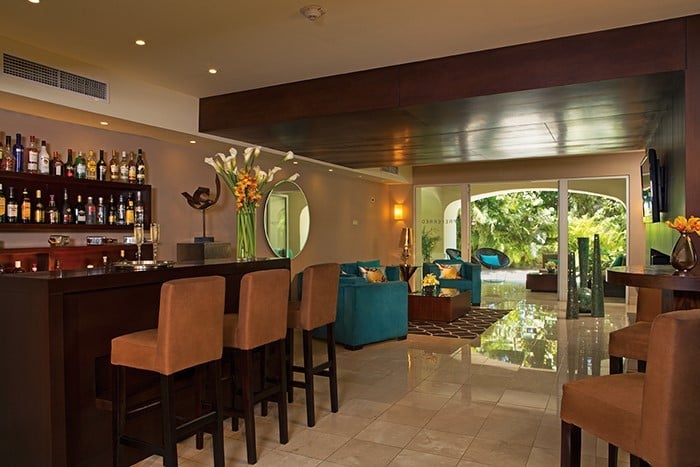 View of the interior and bar at the Preferred Club Lounge in Now Larimar Punta Cana
