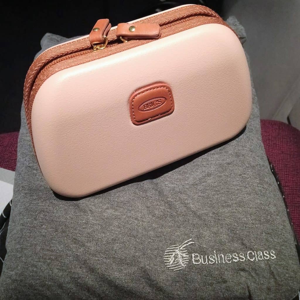 Photo of the BRIC'S amenity kit and the pyjamas for Qatar Airways Business Class